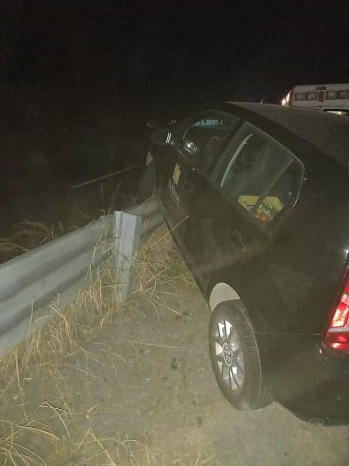 Un hombre terminó con diversas lesiones, al estrellar su automóvil contra una barda