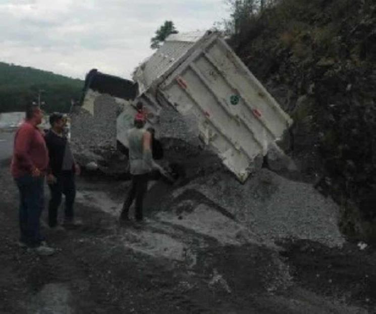 Vuelca tráiler cargado de arena en Allende NL