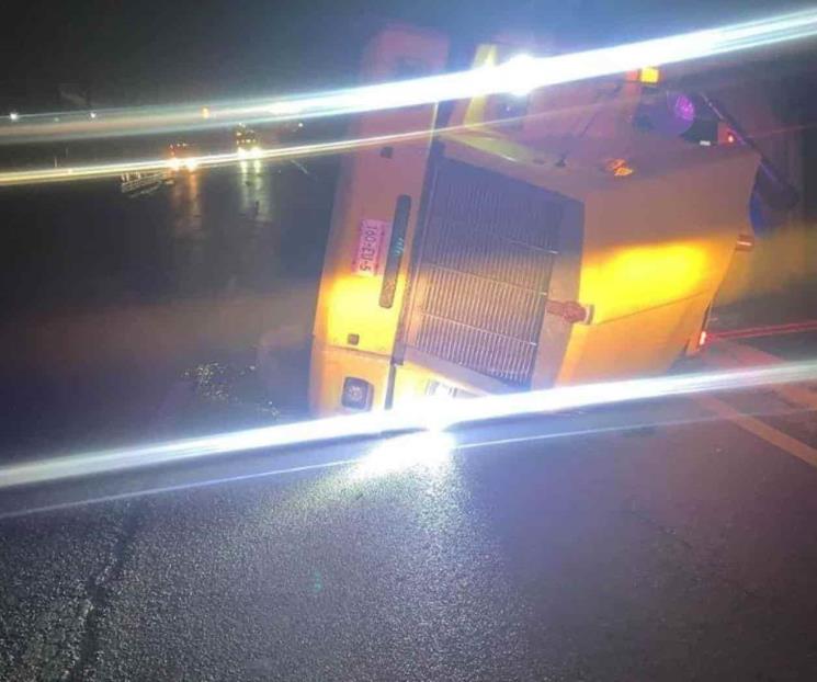 Vuelca tráiler cargado con dos rollos de acero