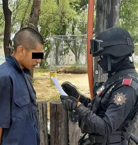 Tras discutir en un parque, dos hombres fueron arrestados, les encontraron droga entre sus ropas