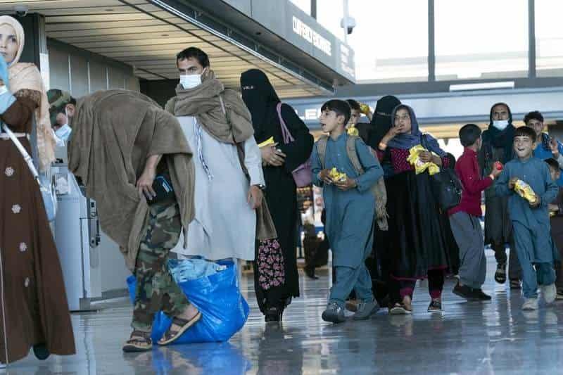 Abordan estadounidenses primer vuelo comercial desde Kabul