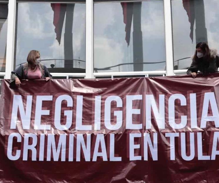 Xóchitl Gálvez y Kenia López cuelgan manta en Senado