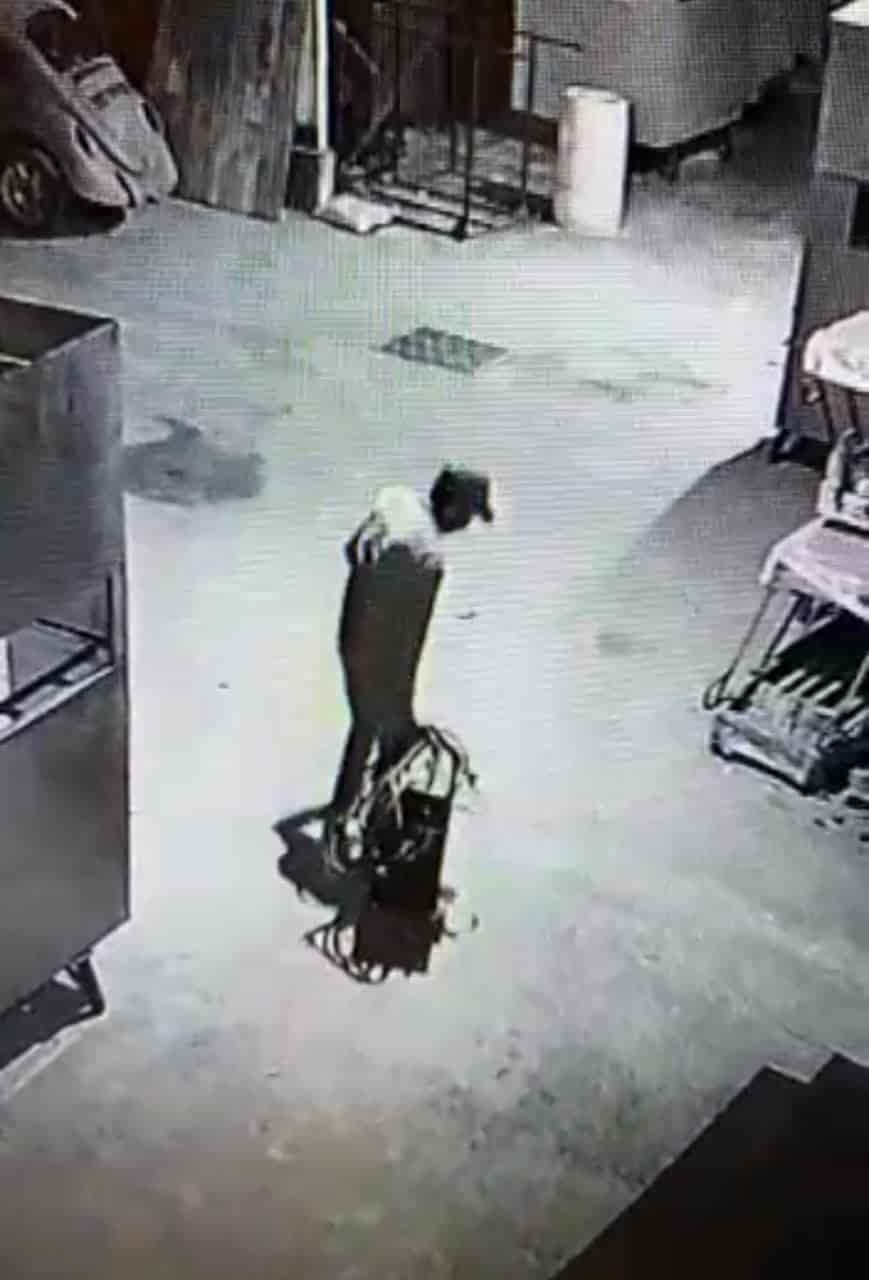 Detenido a unas cuadras de un negocio de venta de hamburguesas al que ingresó a robar
