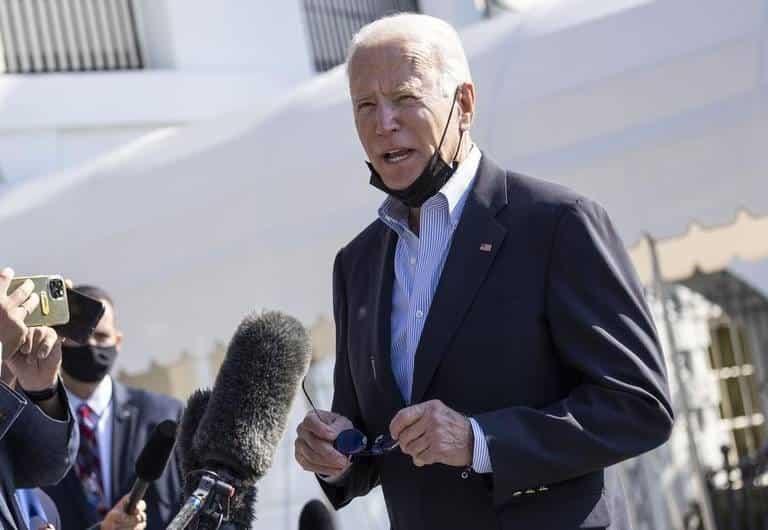 Biden ordena vacunación a empleados federales