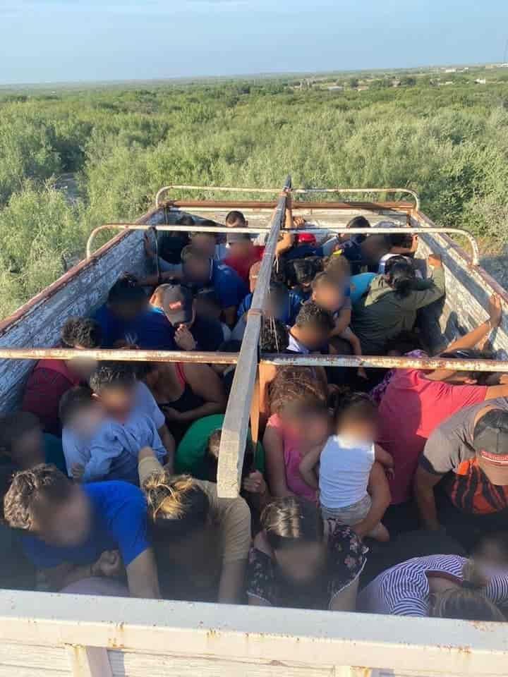Abandonan a indocumentados en camión de carga