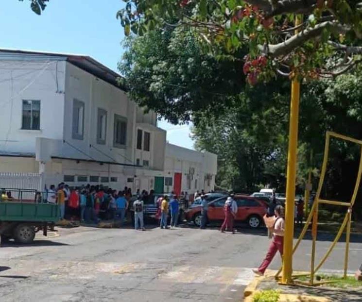 Se violentan indígenas en sede de vacunación; exigen dosis