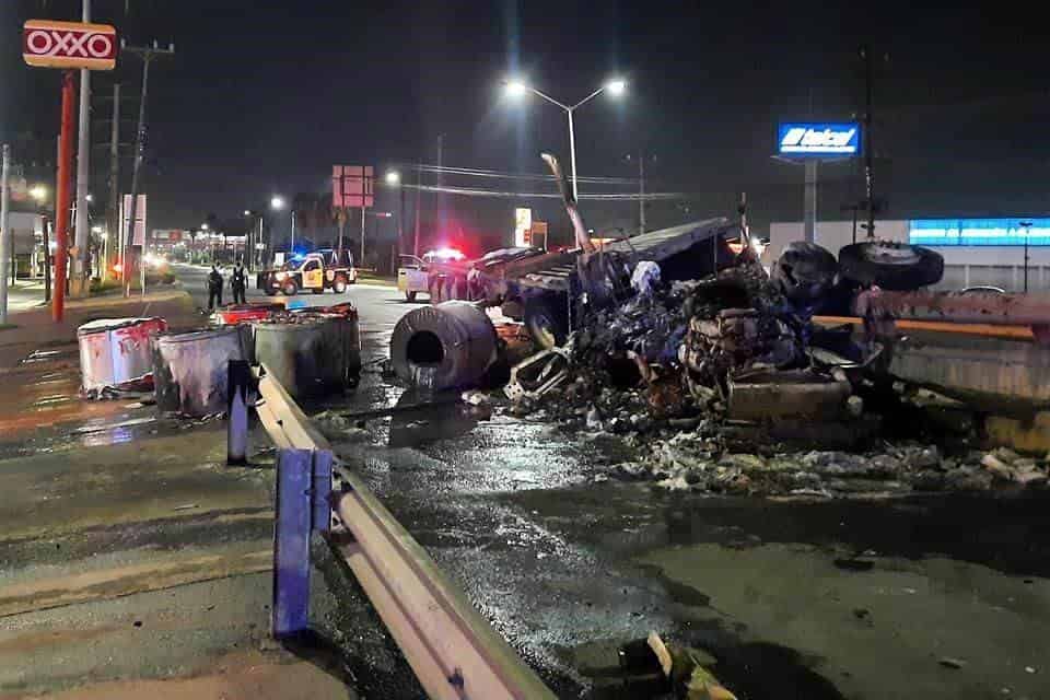Un trailero se salvó de morir calcinado, al ser rescatado por varios automovilistas