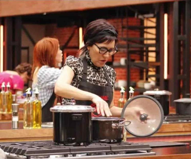 Stephanie Salas dedica pozole a Silvia Pinal en MasterChef