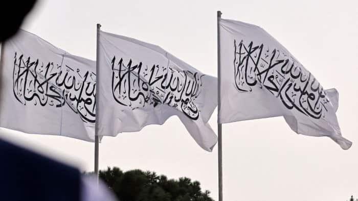 Izan talibanes su bandera en palacio presidencial