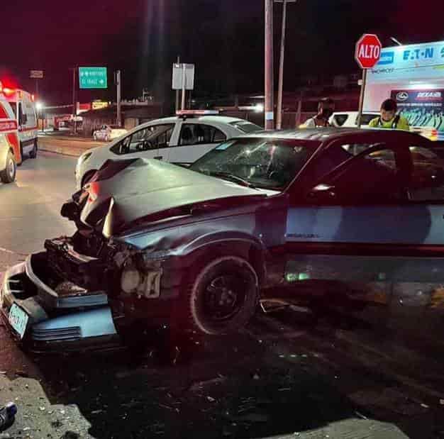 Un automóvil Chevrolet de colección, quedó totalmente destruido, después de impactarse contra una camioneta
