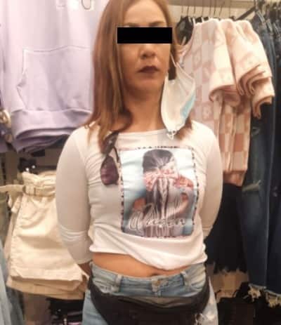 En el momento que escondían diversa mercancía en unas bolsas de plástico, tres mujeres fueron detenidas