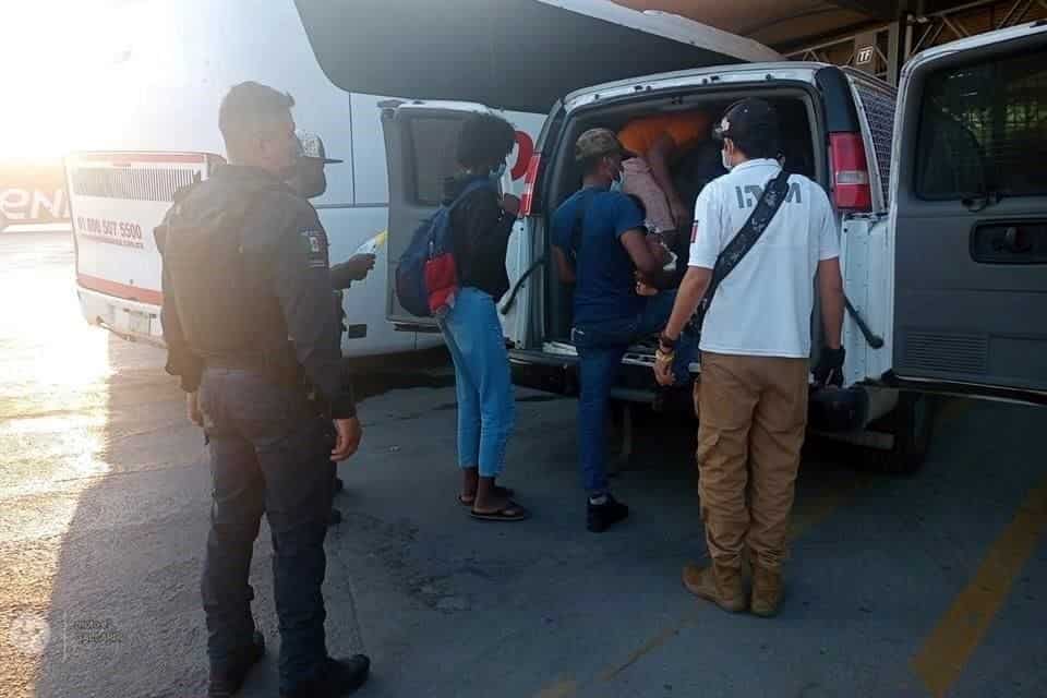 El viajar todos juntos en un solo autobús, puso al descubierto a un grupo de haitianos, que ingresaron a nuestro país en forma ilegal