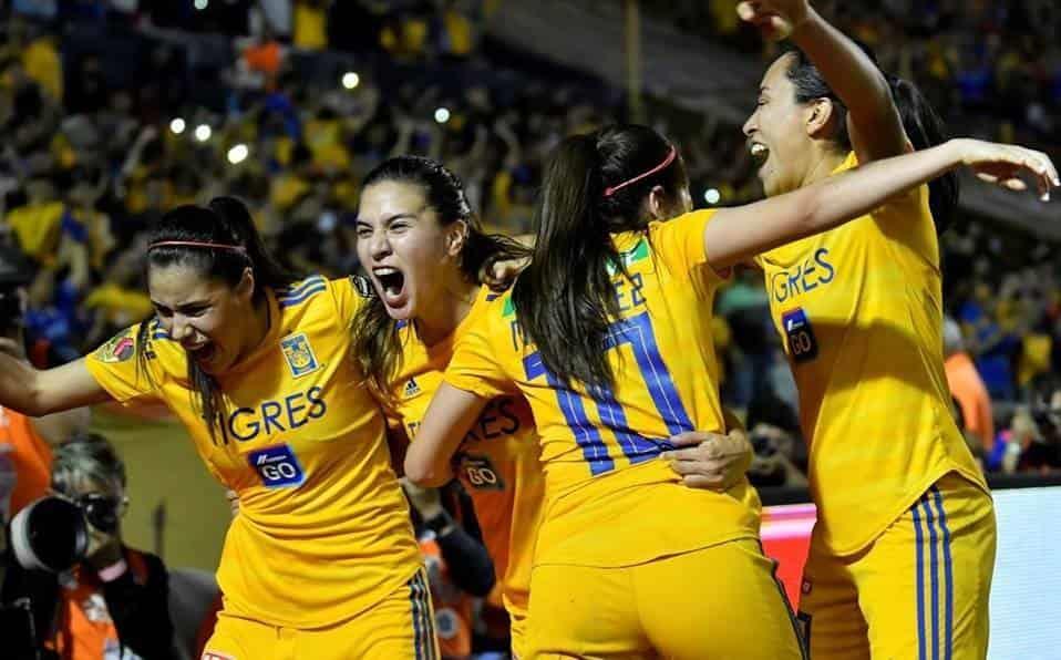 Golean felinas y siguen de líderes