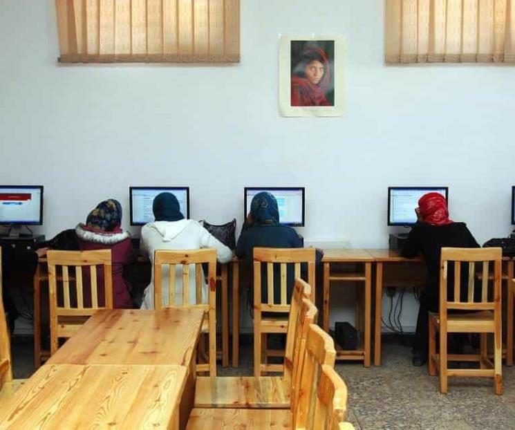 Imponen duras reglas a estudiantes afganas