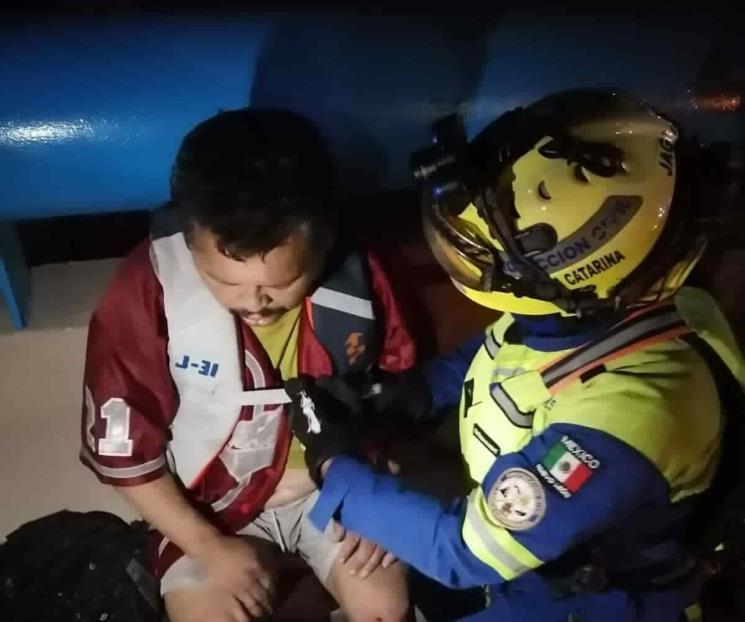 Rescatan a hombre que cae en arroyo