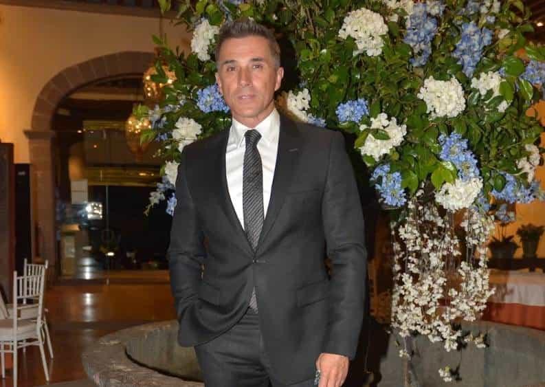 Mayer está hospitalizado, sospechan envenenamiento