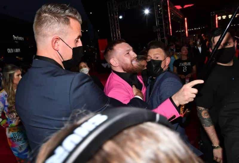 Protagonizaron pelea Machine Gun y Conor McGregor