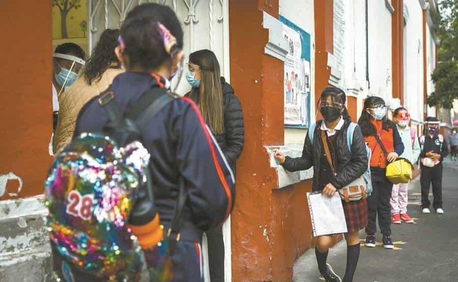 Reportan 10 mil menores contagiados en aulas