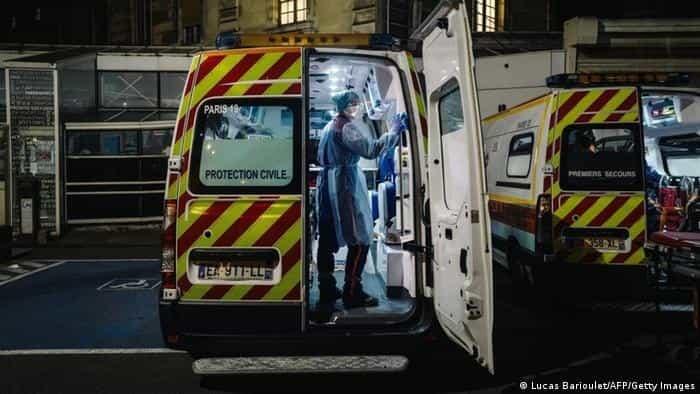 Sancionará Francia a personal de salud no vacunado