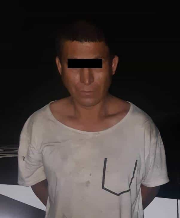Aunque únicamente lo detuvieron por realizar necesidades fisiológicas en la vía pública, un hombre quedó remitido por agredir a policías y además lo reconocieron como el presunto responsable del robo de una motocicleta