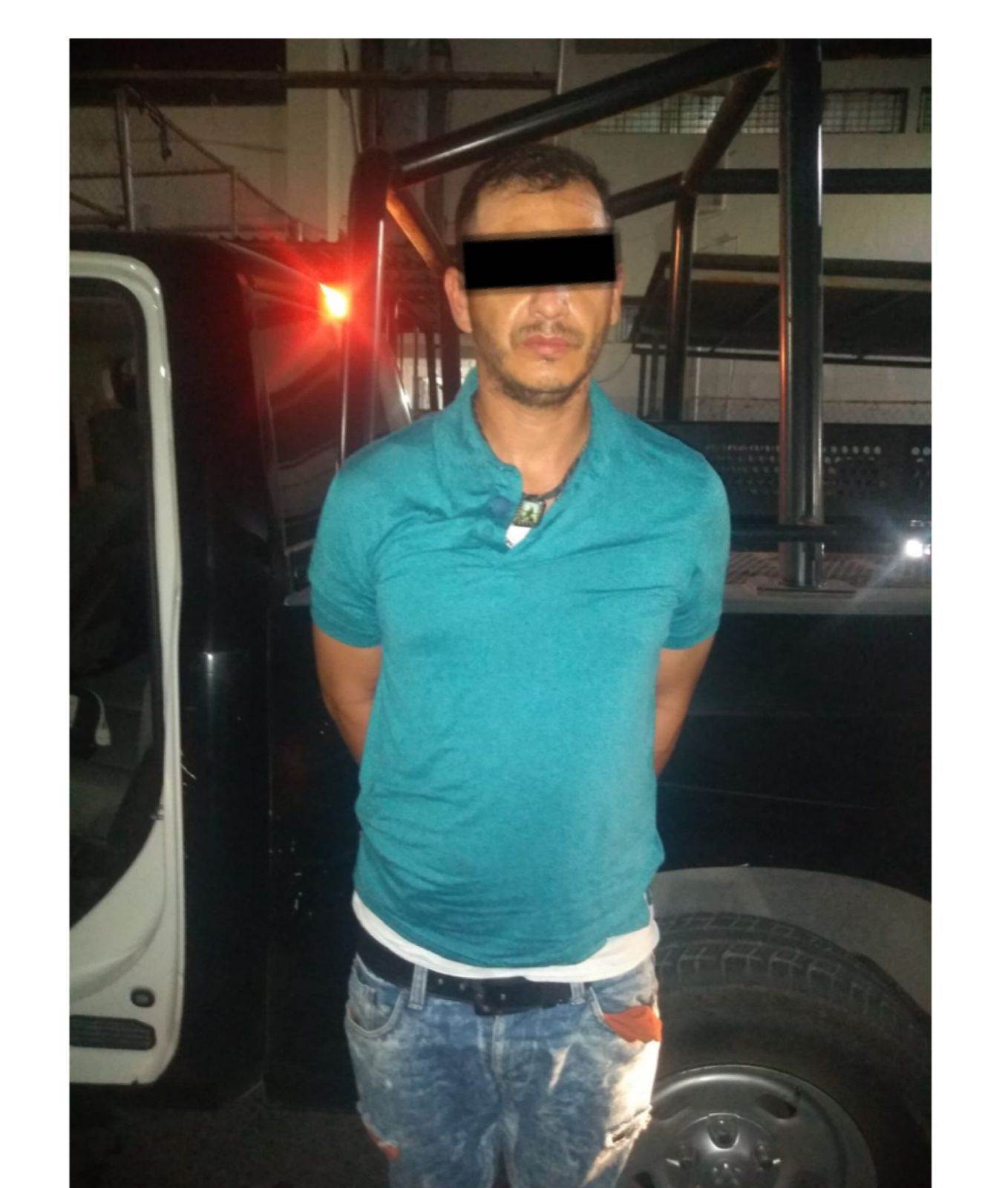 El conductor de un vehículo y quien portaba un arma de fuego, fue detenido