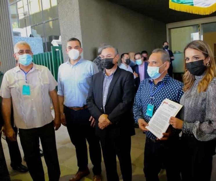 Piden apoyo taxistas a diputados con una manifestación