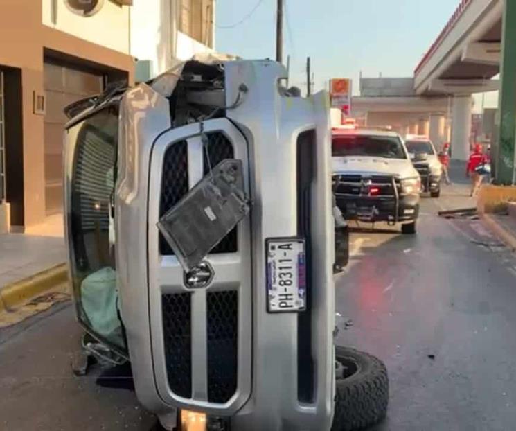 Vuelca camioneta y resulta herido
