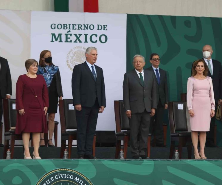 Presidente de Cuba acompaña AMLO en el desfile militar