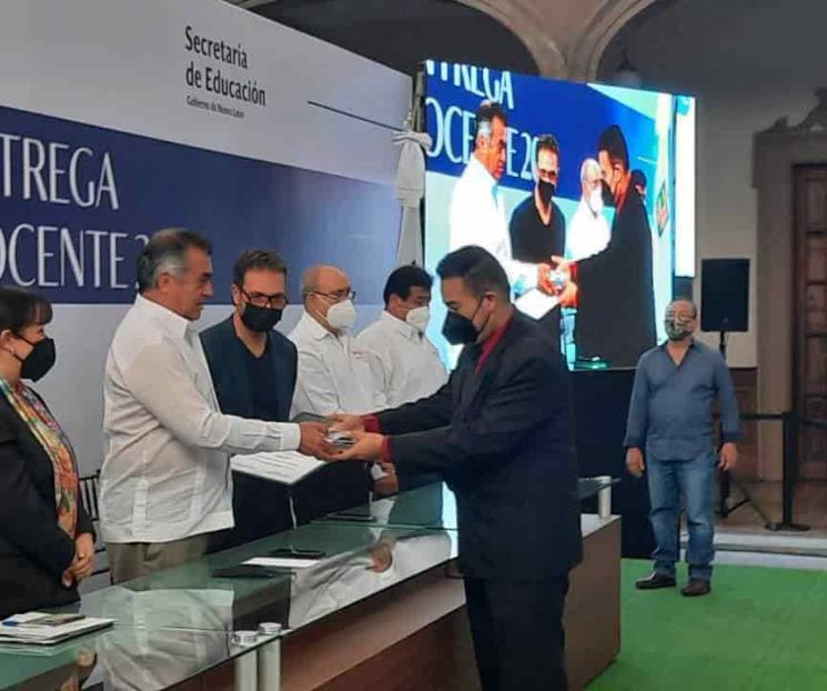 Entrega gobernador Premio al Mérito Docente 2021