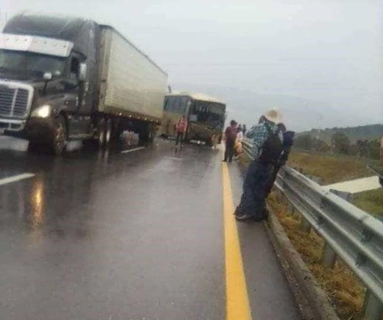 Choque de autobús deja varios lesionados en Galeana NL