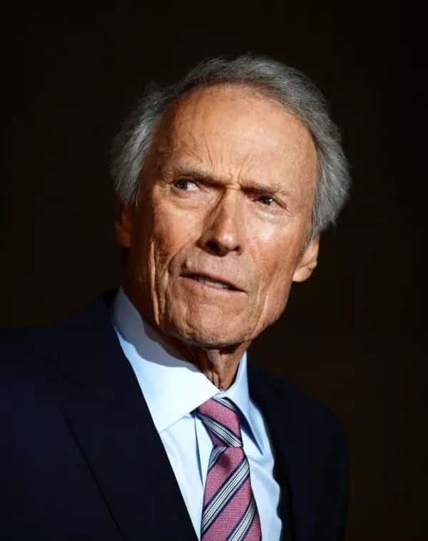 Clint Eastwood muestra dotes ecuestres a sus 91 años