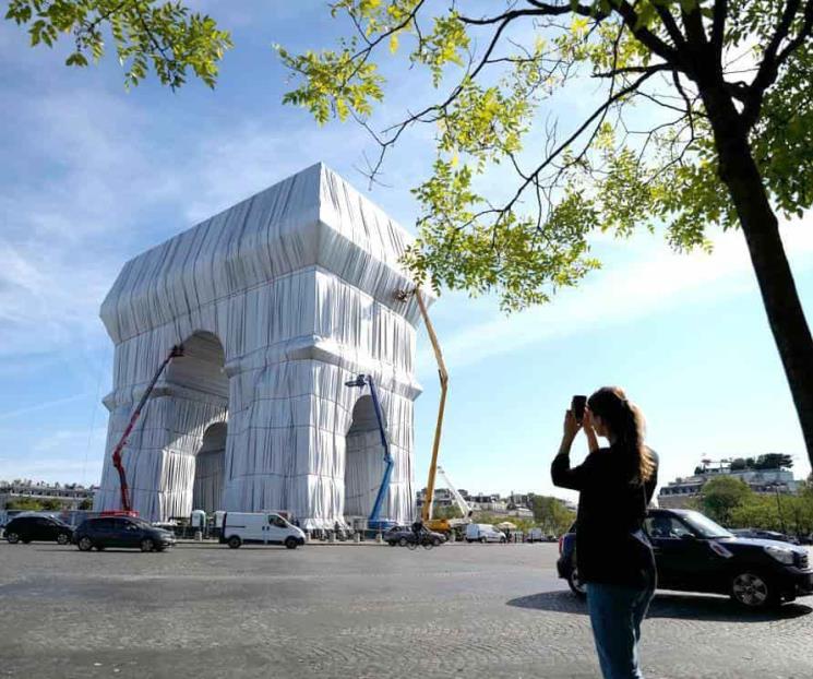 París cubre de tela su Arco de Triunfo