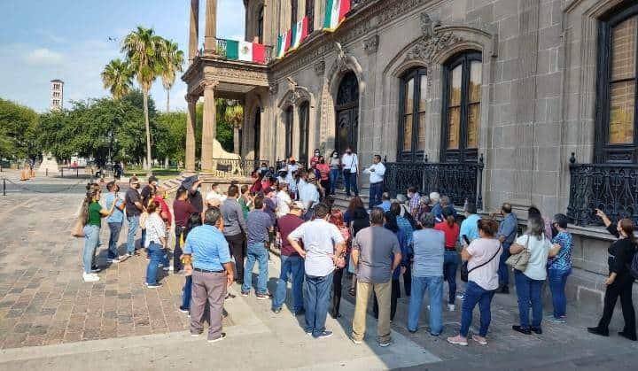 Protestan maestros en Palacio de Gobierno