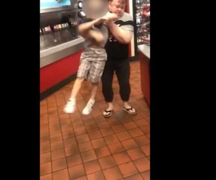 Captan a madre cuando arroja al suelo a hijo con autismo