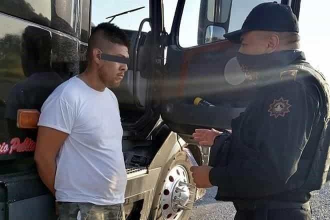 Cae pollero con 44 migrantes ilegales
