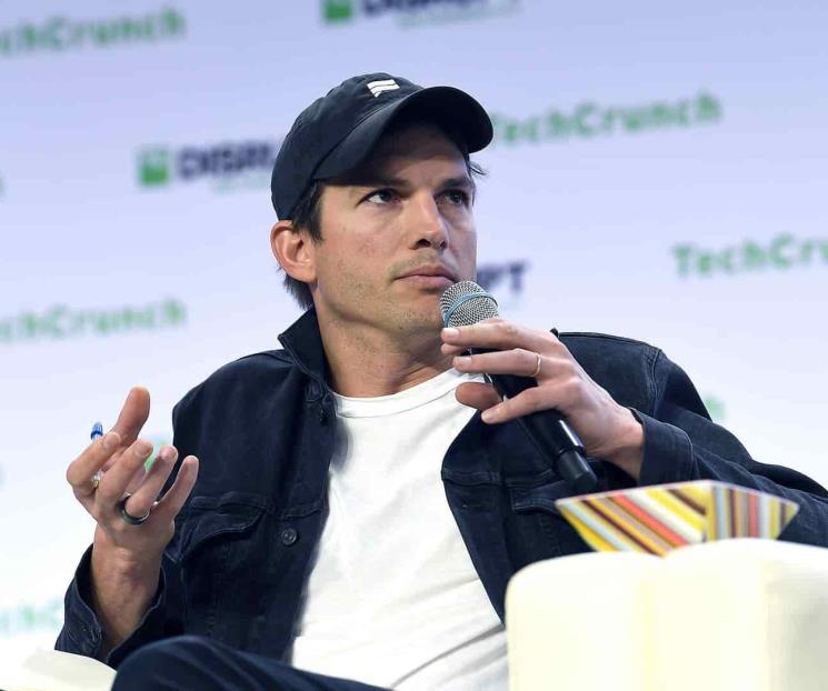 Le llueven abucheos a Ashton Kutcher por no ducharse