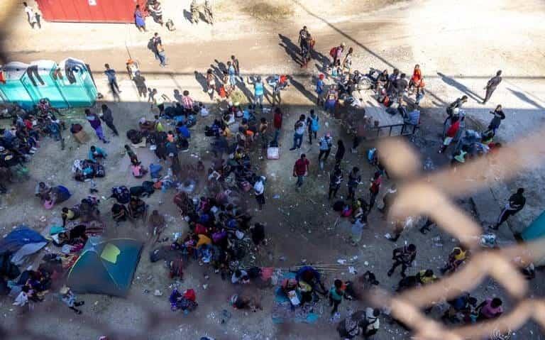 Acampan bajo puente miles de haitianos