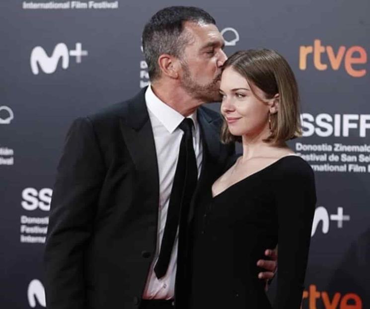 Pisa Banderas alfombra roja de San Sebastián con su hija