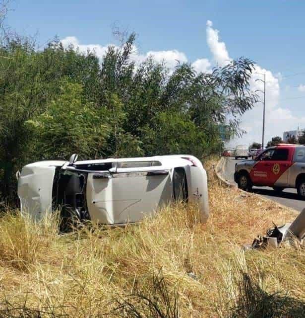Resulta mujer herida al volcar su automóvil