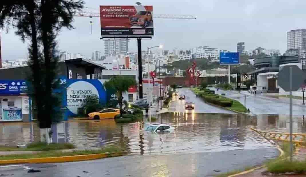 Cierre de vialidades e inundaciones en SLP