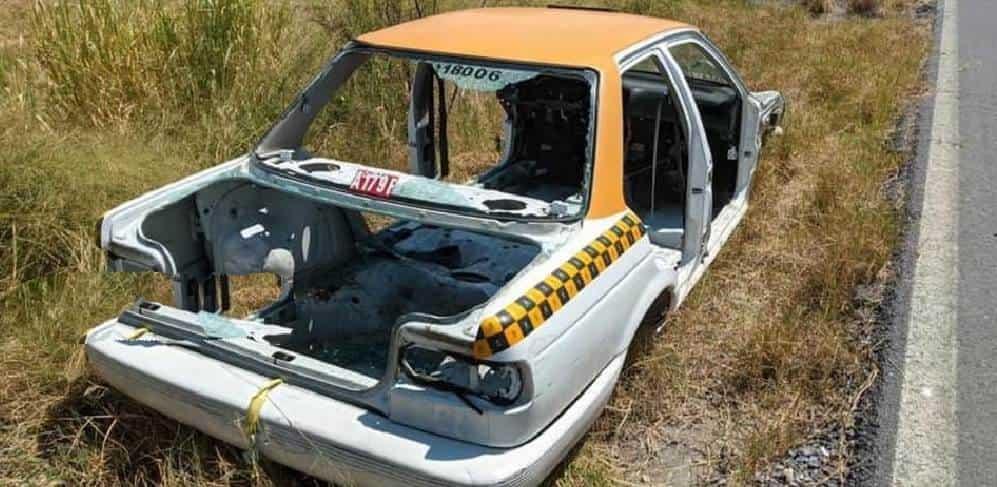 Roban y desmantelan taxi