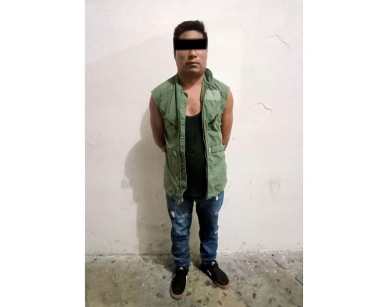 Amaga a esposa con cuchillo y es detenido