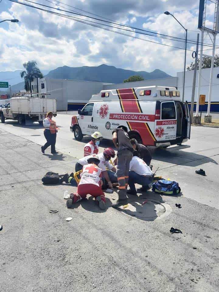 Arrolla auto a motociclista Arrolla auto a motociclista