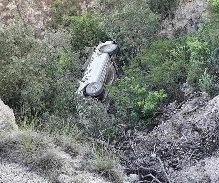 Cae a barranco con todo y auto