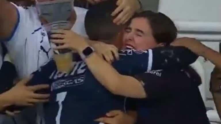 ‘Huele delicioso’, aficionada que abrazó a Funes Mori