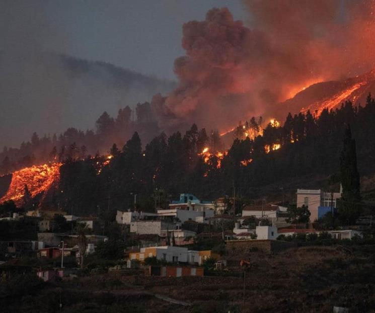 Destruye lava un centenar de casas en isla La Palma