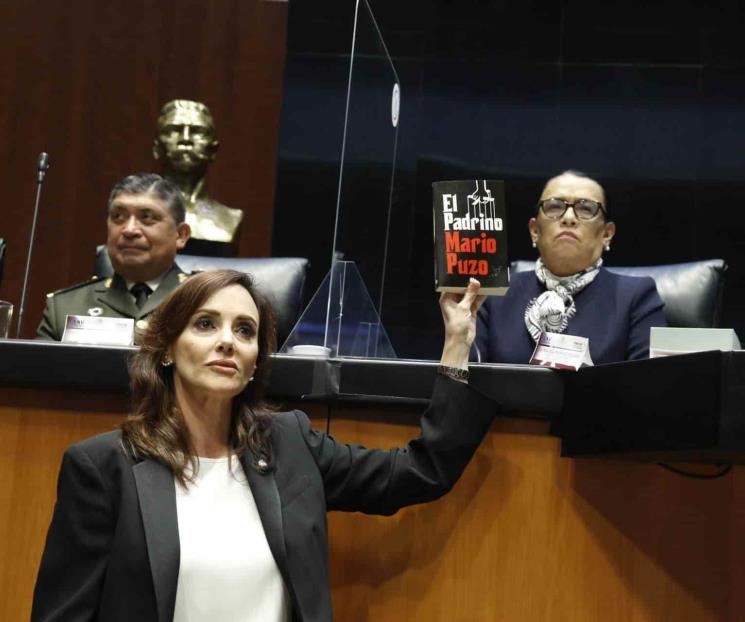 Lilly Téllez regala libro El Padrino a gabinete