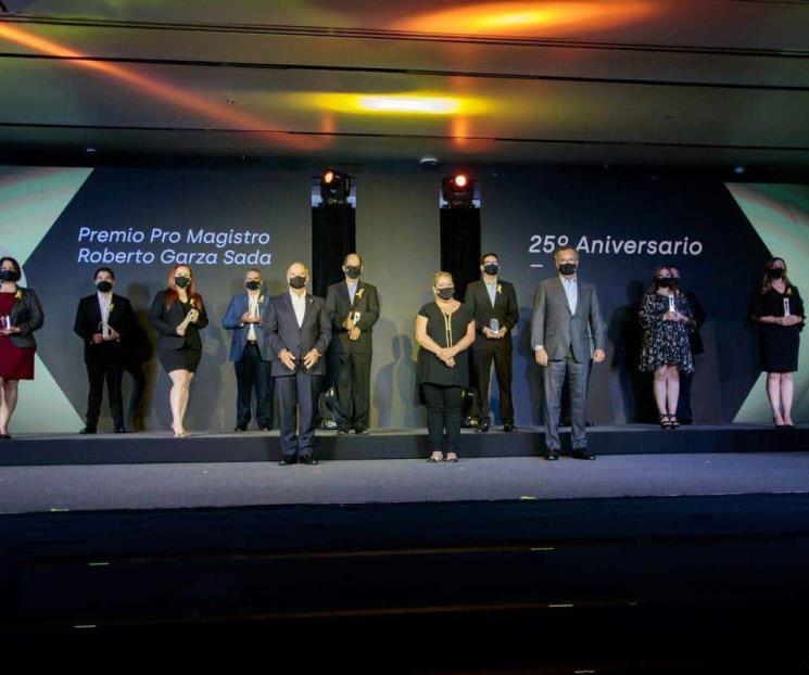 Premia excelencia y vocación de servicio de sus docentes