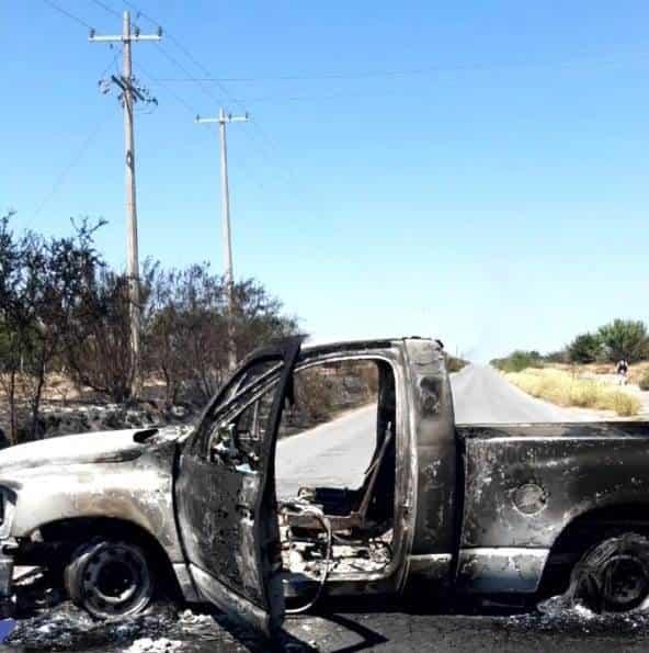Roban autos y los queman