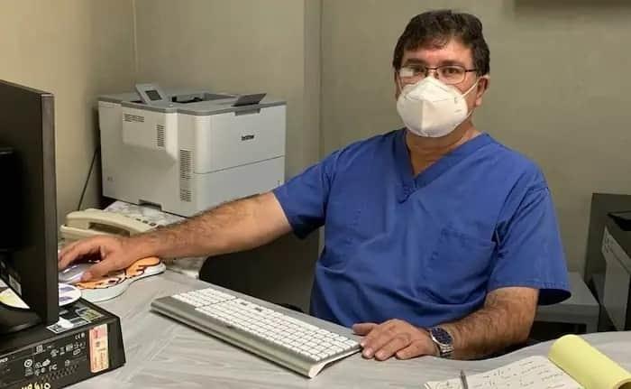 Intuban a médico en tres ocasiones y sobrevive